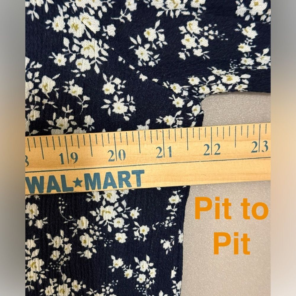 Suzanne Betro Midnight Blue and Ivory Floral Top - Picture 6 of 9